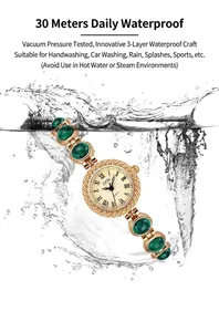 Détail de la montre dorée avec maillons en malachite verte et effet d'éclaboussure étanche
