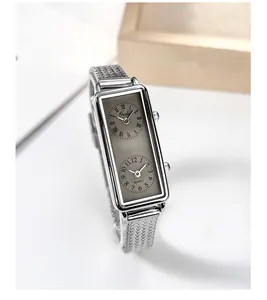 Gros plan d'une montre à quartz à double cadran avec bracelet argenté et chiffres romains