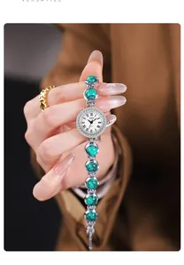 Détail de la montre vintage GEDI avec bracelet en perles de pierre verte et cadran romain