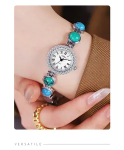Détail de la montre à quartz GEDI avec bracelet en pierre œil-de-chat et cadran romain