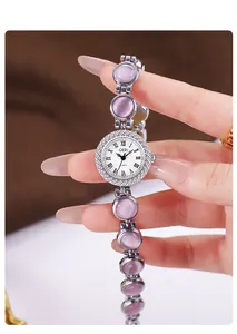 Détail de la montre GEDI avec pierres d'opale violettes et lunette en argent texturé