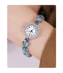 Gros plan d'une montre à quartz Gedi avec pierres oeil-de-chat bleu clair et métal argenté