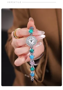 Détail macro de cette montre chaîne argentée avec pierres semi-précieuses colorées