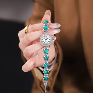 Montre bracelet vintage pour femme avec cadran romain blanc et chaîne en œil de chat