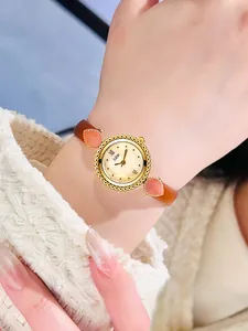 Gros plan montre GEDI bohème pour femme avec cadran nacré et bracelet en cuir marron