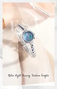 Dettaglio di orologio al quarzo da donna con quadrante in madreperla e cinturino a catena