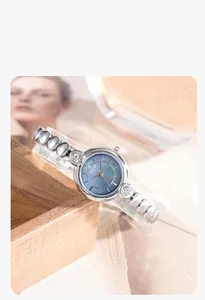 Dettaglio orologio donna GEDI con quadrante in madreperla blu e bracciale a maglie argento