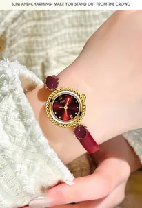 Montre élégante pour femme avec cadran bordeaux nacré et détails de pierres