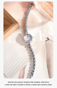 Dettaglio orologio donna argento con quadrante viola e cinturino a goccia