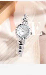 Dettaglio orologio al quarzo argento con quadrante in madreperla e strass brillanti