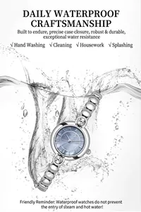 Macro di un orologio in lega d'argento con quadrante in madreperla blu ed effetto acqua