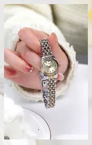 Detailansicht der Damen-Quarzuhr mit Bicolor-Edelstahlarmband und Strass-Zifferblatt