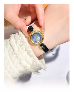 Détail de la montre GEDI pour femme avec cadran en nacre bleue et bracelet en cuir noir
