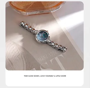 Dettaglio dell'orologio a bracciale in argento con quadrante blu madreperla
