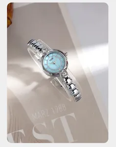 Dettaglio dell'orologio a catena argento con quadrante blu e cristalli lucidi