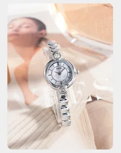 Primo piano dell'orologio in lega d'argento con quadrante in madreperla e cristalli