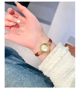 Gros plan d'une montre GEDI vintage avec détails cœur sur bracelet cuir marron
