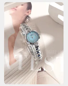 Dettaglio dell'orologio al quarzo argento GEDI con quadrante azzurro e accenti di cristallo