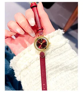 Gros plan détaillé d'une montre GEDI vintage avec bracelet en cuir rouge et boîtier doré