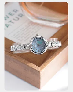Dettaglio dell'orologio a bracciale argento con quadrante in madreperla blu e cristalli
