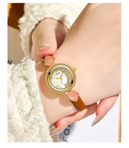 Détail d'une montre en cuir vintage avec cadran en nacre et lunette perlée dorée