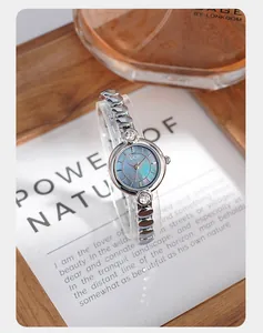 Dettaglio di un orologio argento con quadrante in madreperla blu e cristalli luminosi incastonati