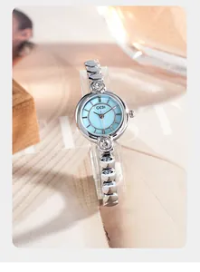 Dettaglio orologio al quarzo GEDI con quadrante in madreperla blu e cinturino argento