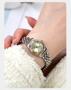 Detailansicht der GEDI Damenarmbanduhr in Goldoptik mit Kristallindizes und Riffellünette