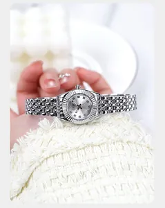 Detailansicht der Damen-Luxusuhr in Silber mit geriffelter Lünette und Diamant-Indizes