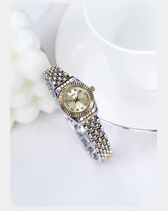 Nahaufnahme der GEDI Luxus-Damenuhr mit goldener Riffellünette und Strass-Zifferblatt