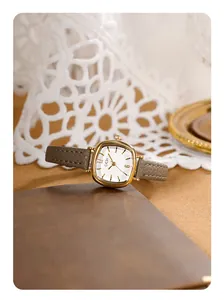 Vue détaillée de la montre carrée GEDI vintage avec boîtier doré sur cuir