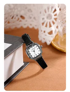 Gros plan du cadran carré argenté avec bracelet en cuir noir et texture soleil