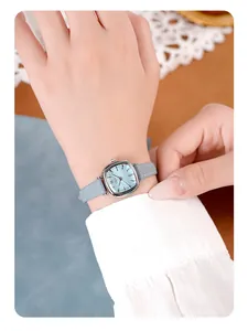 Détail de la montre GEDI pour femme avec cadran bleu glacé et bracelet en cuir gris