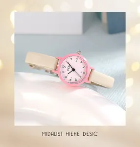Détail de la montre GEDI rose avec bracelet en cuir blanc et cadran rond élégant