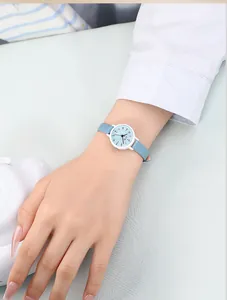Gros plan sur la montre GEDI avec bracelet en cuir bleu ciel et cadran solaire minimaliste