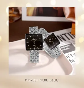 Détail de montres à quartz carrées pour couple avec bracelets en maille argentée sur satin