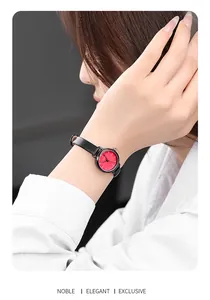 Gros plan d'une montre à quartz pour femme avec cadran rouge vif et bracelet noir