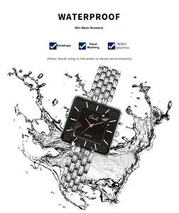 Détail d'une montre à quartz carrée étanche à 30m avec effet d'éclaboussures d'eau vives