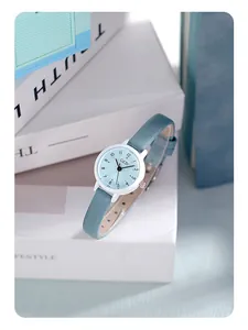 Gros plan de la montre GEDI bleu clair avec bracelet en cuir sur un fond minimaliste