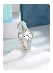 Gros plan de la montre GEDI avec bracelet en cuir vert menthe et boîtier argenté