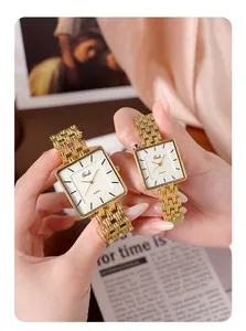 Détail des montres Gedi carrées en quartz doré avec bracelets métalliques sur soie rose