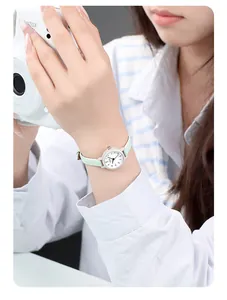 Montre à quartz chic vert menthe pour femme avec appareil photo vintage en décor