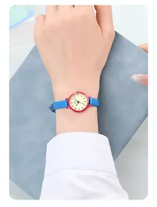 Gros plan d'une montre GEDI à petit cadran, boîtier rouge, cadran jaune et bracelet bleu
