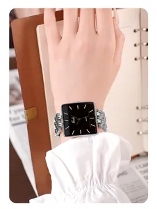 Gros plan d'une montre Gedi carrée à quartz avec cadran noir et bracelet en métal argent