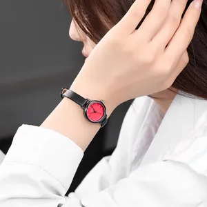 Montre quartz pour femme minimaliste avec cadran rouge et bracelet en cuir noir