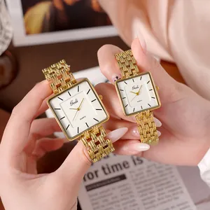 Élégante paire de montres à quartz carrées dorées avec cadrans blancs minimalistes