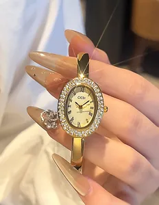 Nahaufnahme der Luxus-Armbanduhr mit Kristall-Lünette und champagnergoldenem Zifferblatt