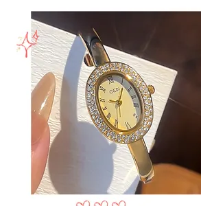 Makroaufnahme der GEDI ovalen Gold-Armbanduhr mit funkelnder Kristall-Lünette