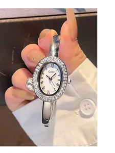 Nahaufnahme der luxuriösen GEDI Quarzuhr mit diamantbesetzter ovaler Silberlünette