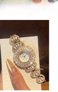 Detailopname van een gouden luxe horloge met strass bloemenband en quartz wijzerplaat